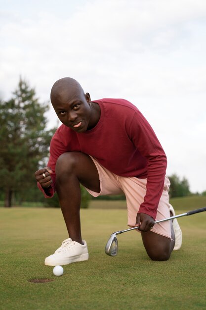 Cena com homem no campo de golfe