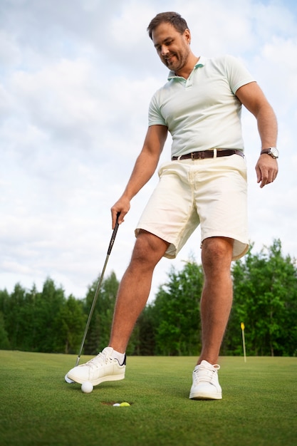 Foto grátis cena com homem no campo de golfe