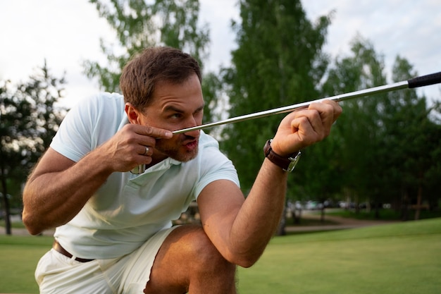 Foto grátis cena com homem no campo de golfe