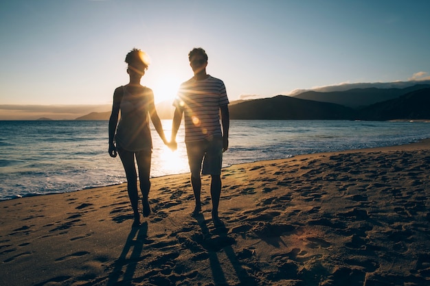 Cena de casal romântica na praia