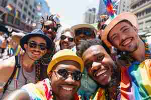 Foto grátis cena de orgulho com cores do arco-íris e homens celebrando sua sexualidade