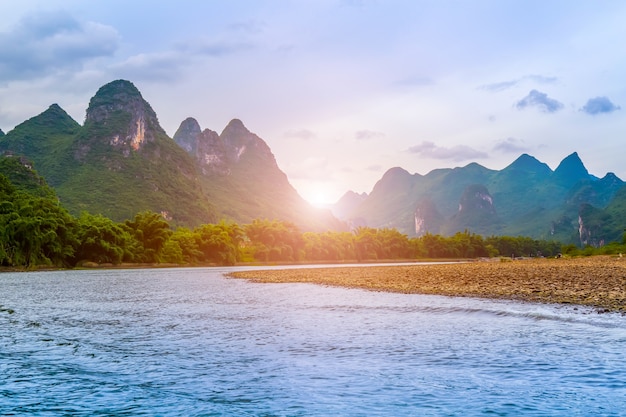 Cena de turismo de névoa chinesa terra