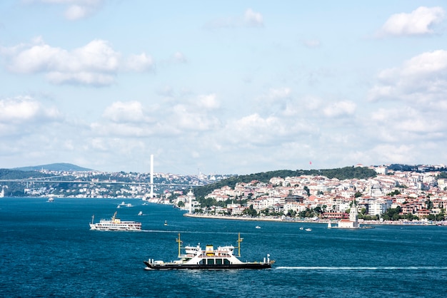Cena do oceano de Istambul com navio de cruzeiro
