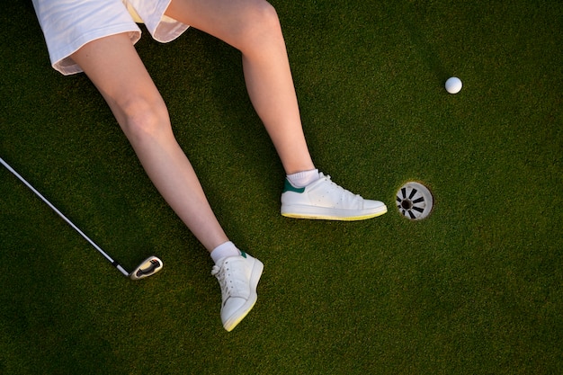 Foto grátis cena engraçada com mulher no campo de golfe