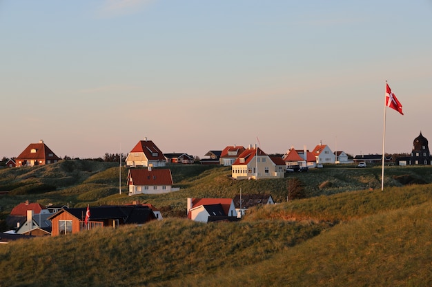 Cena pitoresca de casas brancas na colina em Lonstrup, Dinamarca