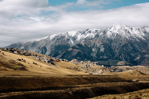 Cena rural na Ilha do Sul da Nova Zelândia soada por montanhas cobertas de neve