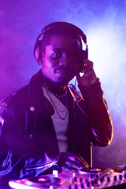 Cena vibrante com dj em uma festa techno