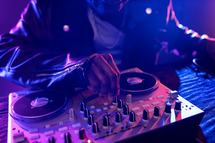 Foto grátis cena vibrante com dj em uma festa techno