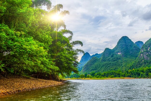 Cenário da paisagem da água azul natural antigo