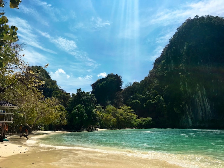 Foto grátis cenário da praia tranquila em krabi tailândia