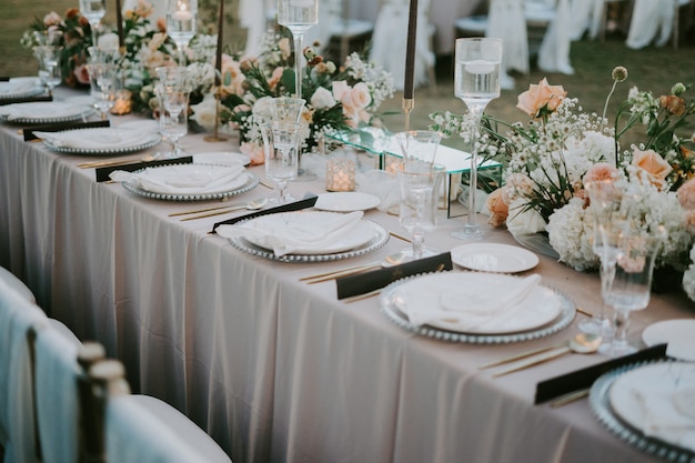 Cenário de mesa decorada para uma festa de casamento
