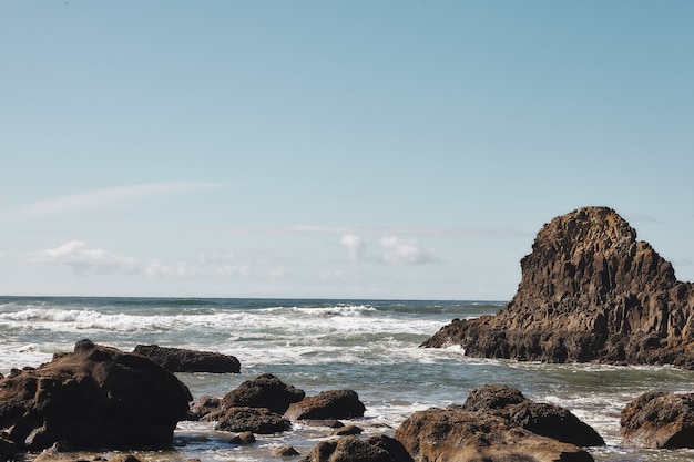 Cenário de rochas na costa do noroeste do Pacífico em Cannon Beach, Oregon