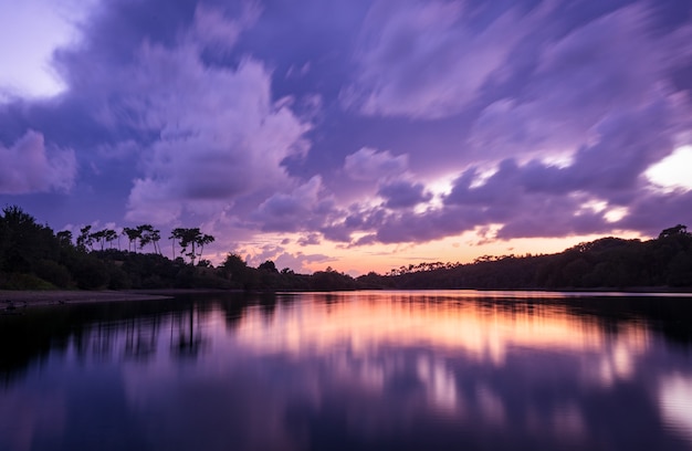 Cenário de tirar o fôlego com as nuvens do pôr do sol refletindo no lago Jaunay, na França