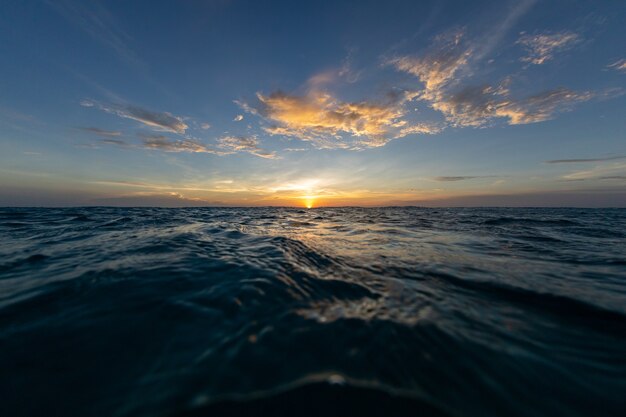 Cenário de tirar o fôlego com o pôr do sol sobre o oceano em Bonaire, Caribe