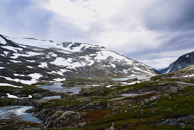 Cenário de tirar o fôlego da bela Atlanterhavsveien na Noruega