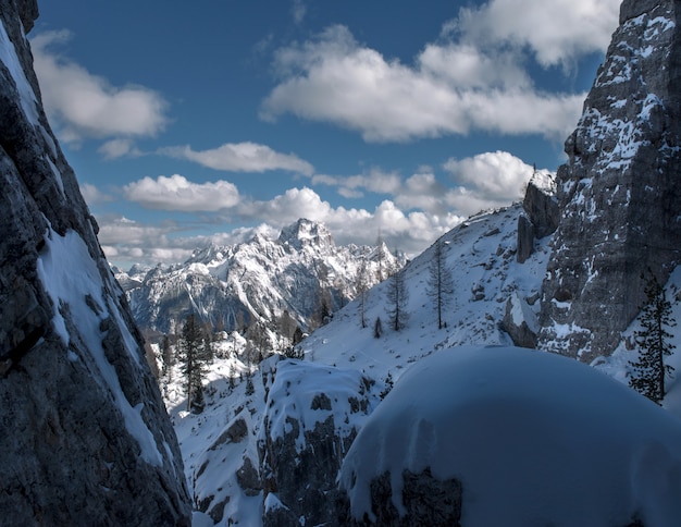 Cenário de tirar o fôlego das rochas nevadas em Dolomiten, Alpes italianos no inverno