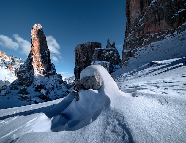 Cenário de tirar o fôlego das rochas nevadas em Dolomiten, Alpes italianos no inverno