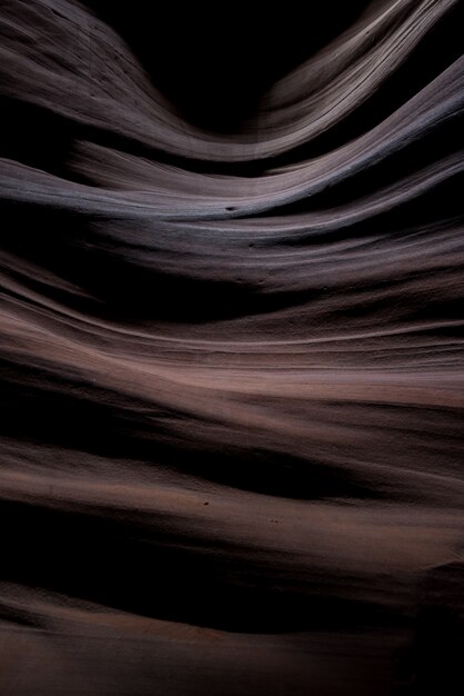 Cenário de tirar o fôlego de belas texturas de areia no escuro no Antelope Canyon
