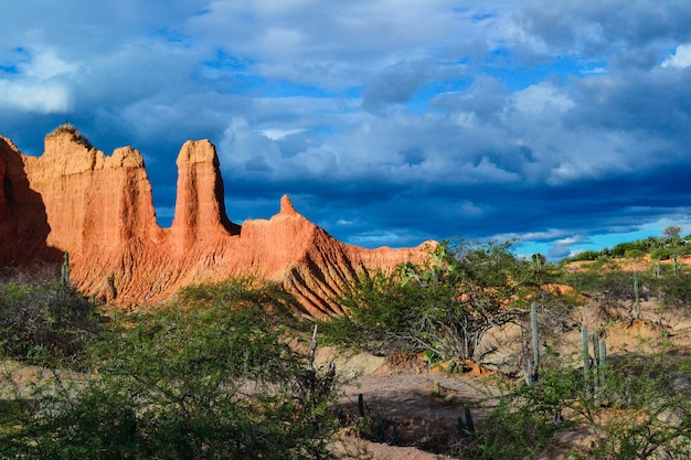 Cenário de tirar o fôlego do céu azul nublado sobre o deserto de Tatacoa na Colômbia