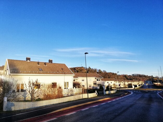 Cenário de um bairro cheio de casas sob um céu claro em Larvik, Noruega