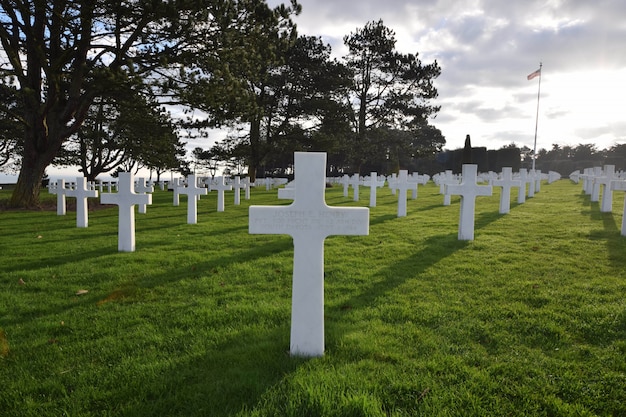 Cenário de um cemitério para soldados que morreram durante a Segunda Guerra Mundial na Normandia