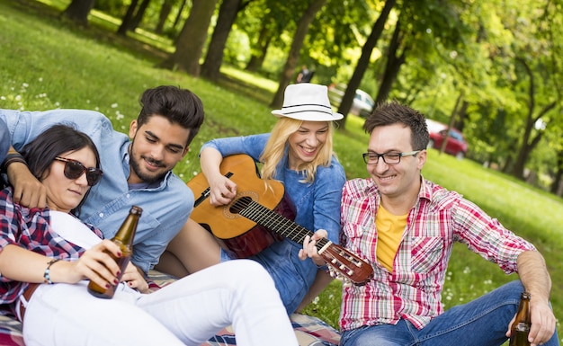 Cenário ensolarado de um grupo de jovens amigos se divertindo em um parque