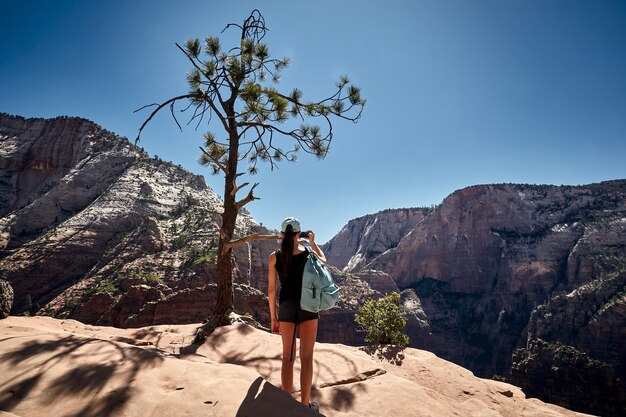 Cenário ensolarado de uma mulher viajante no Parque Nacional de Zion localizado em Utah, EUA