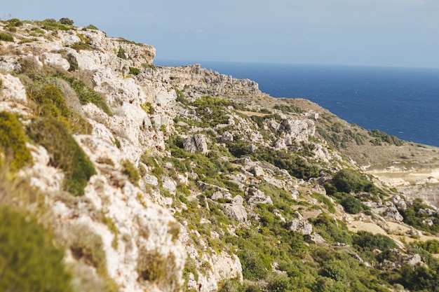 Cenário fascinante de uma formação rochosa na costa do oceano em Malta