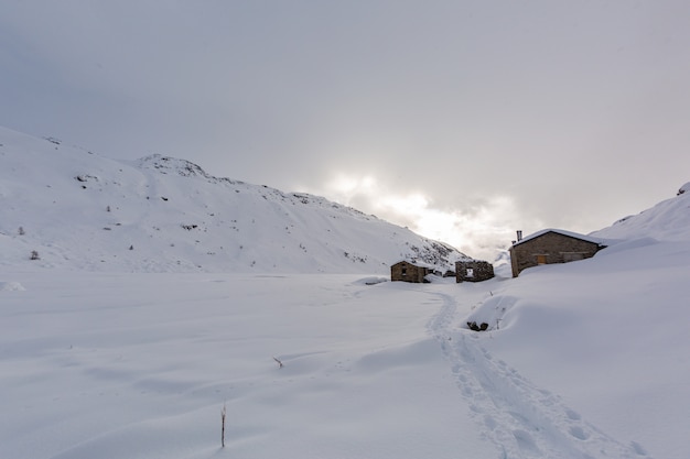 Cenário montanhoso de tirar o fôlego coberto de neve branca bonita em Sainte Foy, Alpes franceses