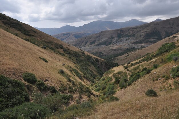 Cenário montanhoso na região de Vayots Dzor, na Armênia, no verão