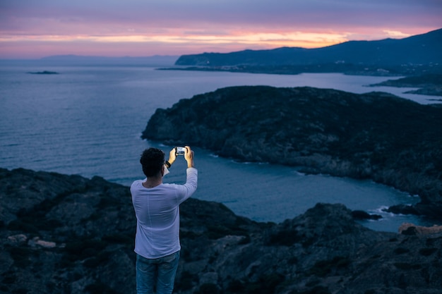 Foto grátis cenários e paisagens incríveis hipnotizantes em uma trilha de caminhada com aventureiro urbano para explorar as maravilhas da natureza