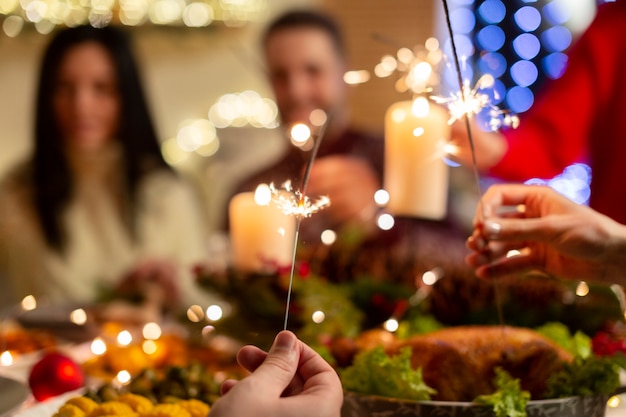 Cenas aconchegantes de inverno com a família