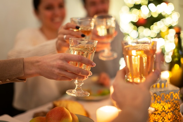 Cenas aconchegantes de inverno com a família