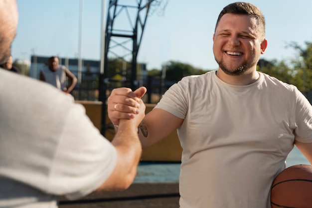 Foto grátis cenas autênticas de homens de tamanho grande jogando basquete