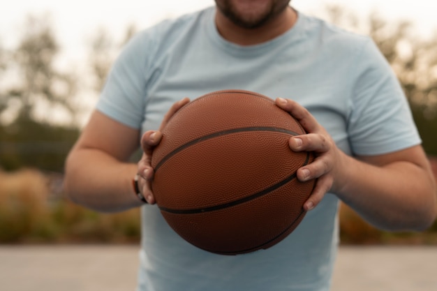 Cenas autênticas de homens de tamanho grande jogando basquete