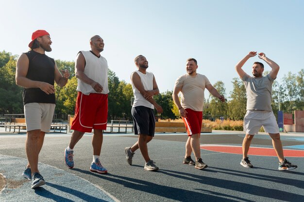 Cenas autênticas de homens de tamanho grande jogando basquete