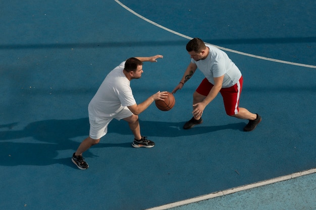 Cenas autênticas de homens de tamanho grande jogando basquete