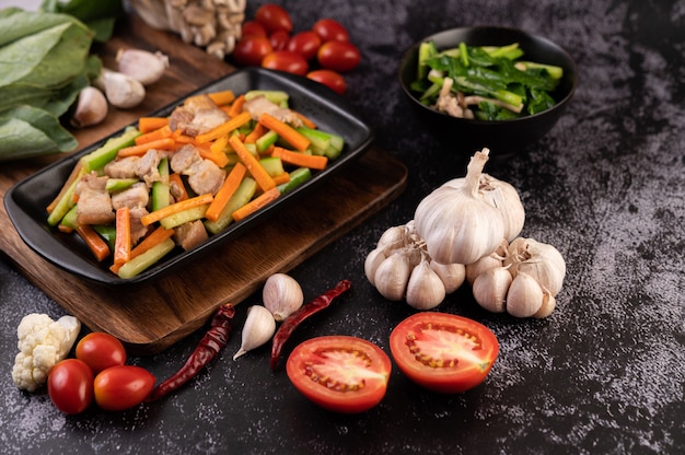 Cenoura frita e pepino com barriga de porco.