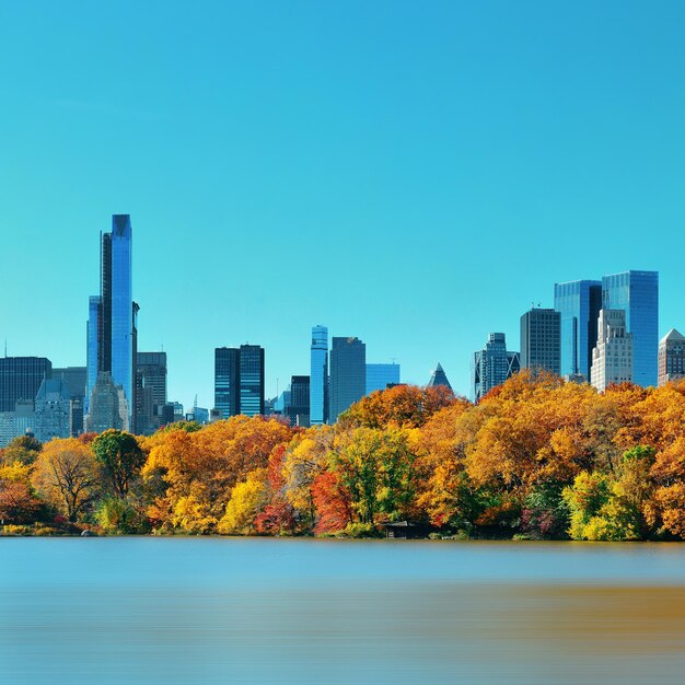 Central Park Autumn e horizonte do centro da cidade sobre o lago em Manhattan New York City