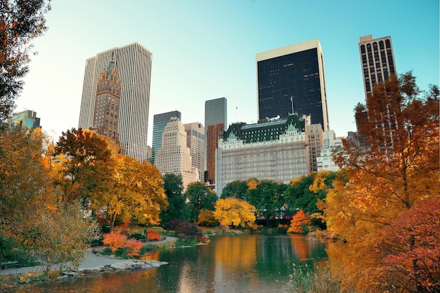 Central Park Autumn e skyline do centro da cidade em Manhattan New York City