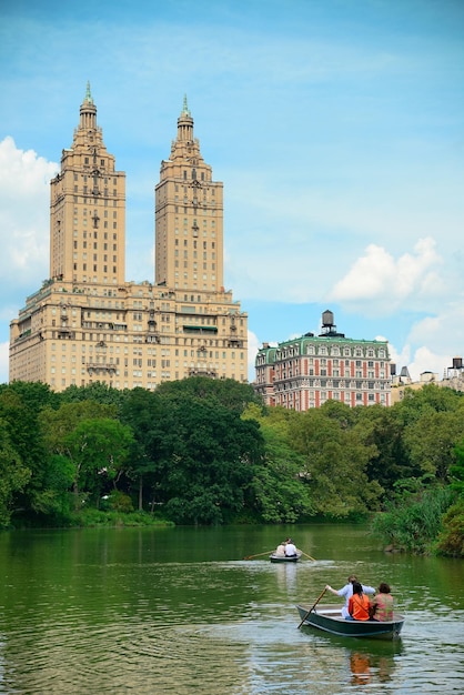 Foto grátis central park spring com barco no centro de manhattan new york city