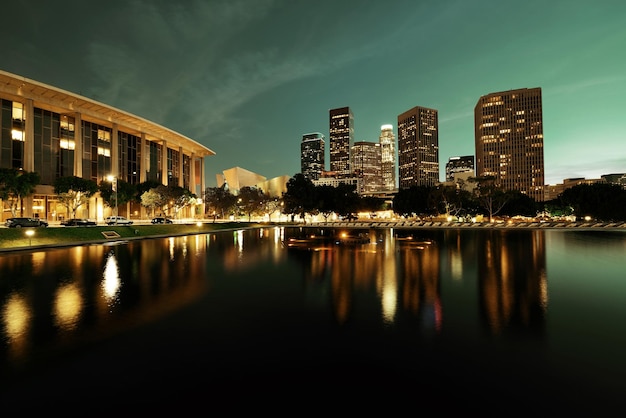 Centro de Los Angeles à noite com edifícios urbanos e lago