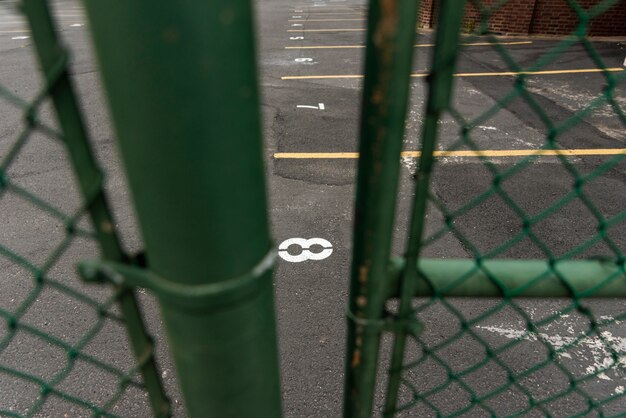 Cerca de closeup com fundo de estacionamento