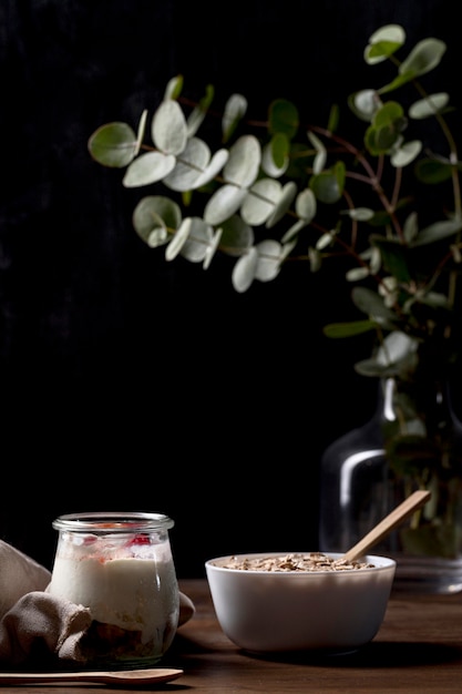 Foto grátis cereais de granola de alto ângulo com iogurte