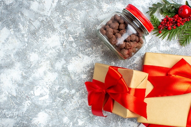 Cereais de vista superior em jarra de natal presente em fundo branco acinzentado