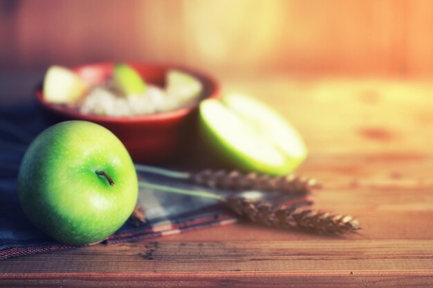 Cereais maçã mesa de madeira rústica