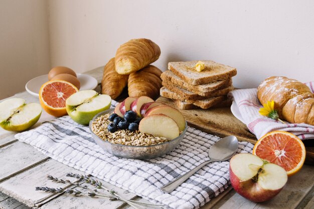 Cereais, torradas e frutas na mesa