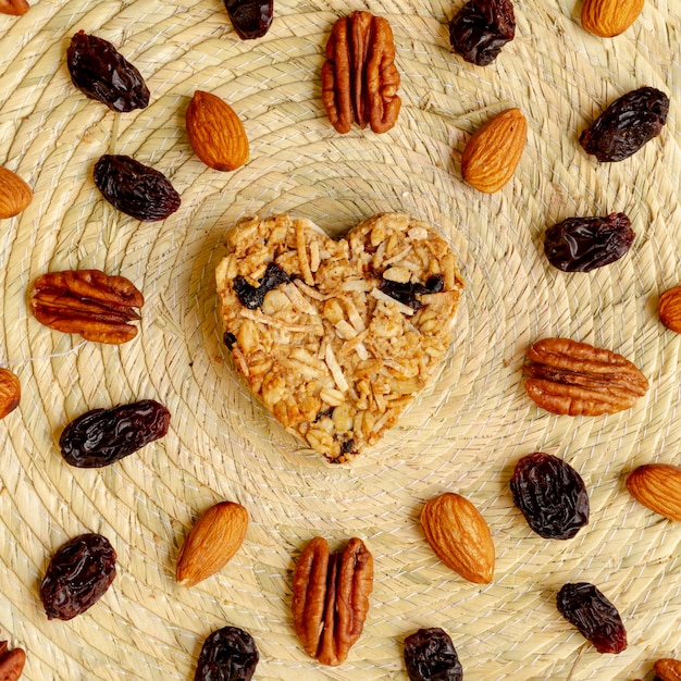 Foto grátis cereal de forma de coração com nozes e passas