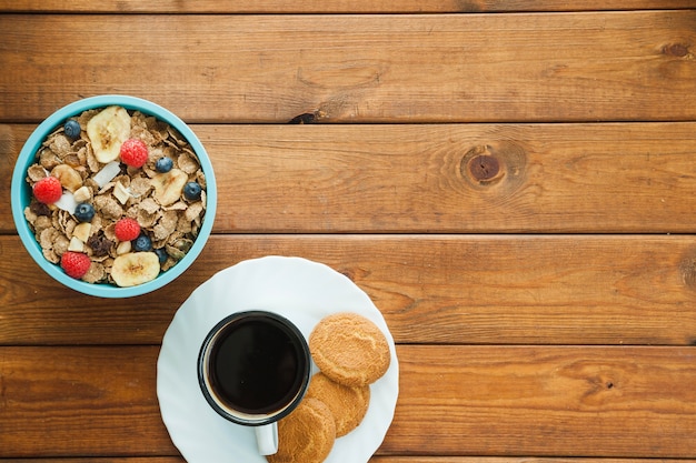 Cereal e xícara de café com biscoitos