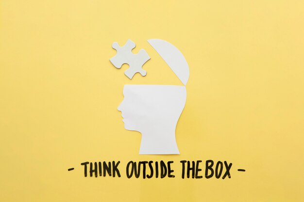Cérebro humano aberto com peça de quebra-cabeça perto de pensar fora da mensagem de caixa